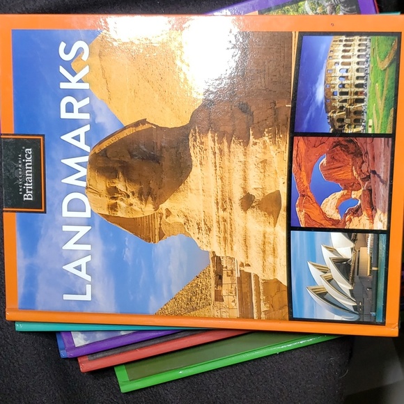 6 Encyclopedia Britannica books. - Picture 4 of 8